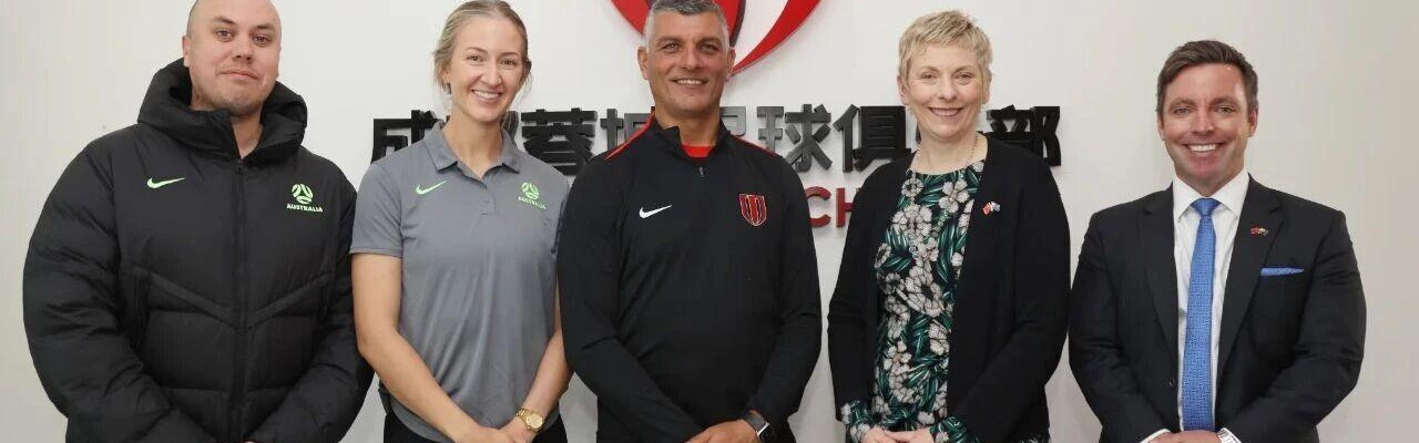 元游棋牌官方入口-澳大利亚女足名宿到访成都蓉城俱乐部，与阿洛伊西等亲切交流