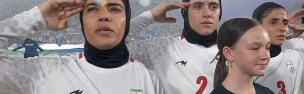 元游棋牌-声援祖国？伊朗女足亚洲杯高唱国歌+动情敬军礼！首轮曾集体沉默